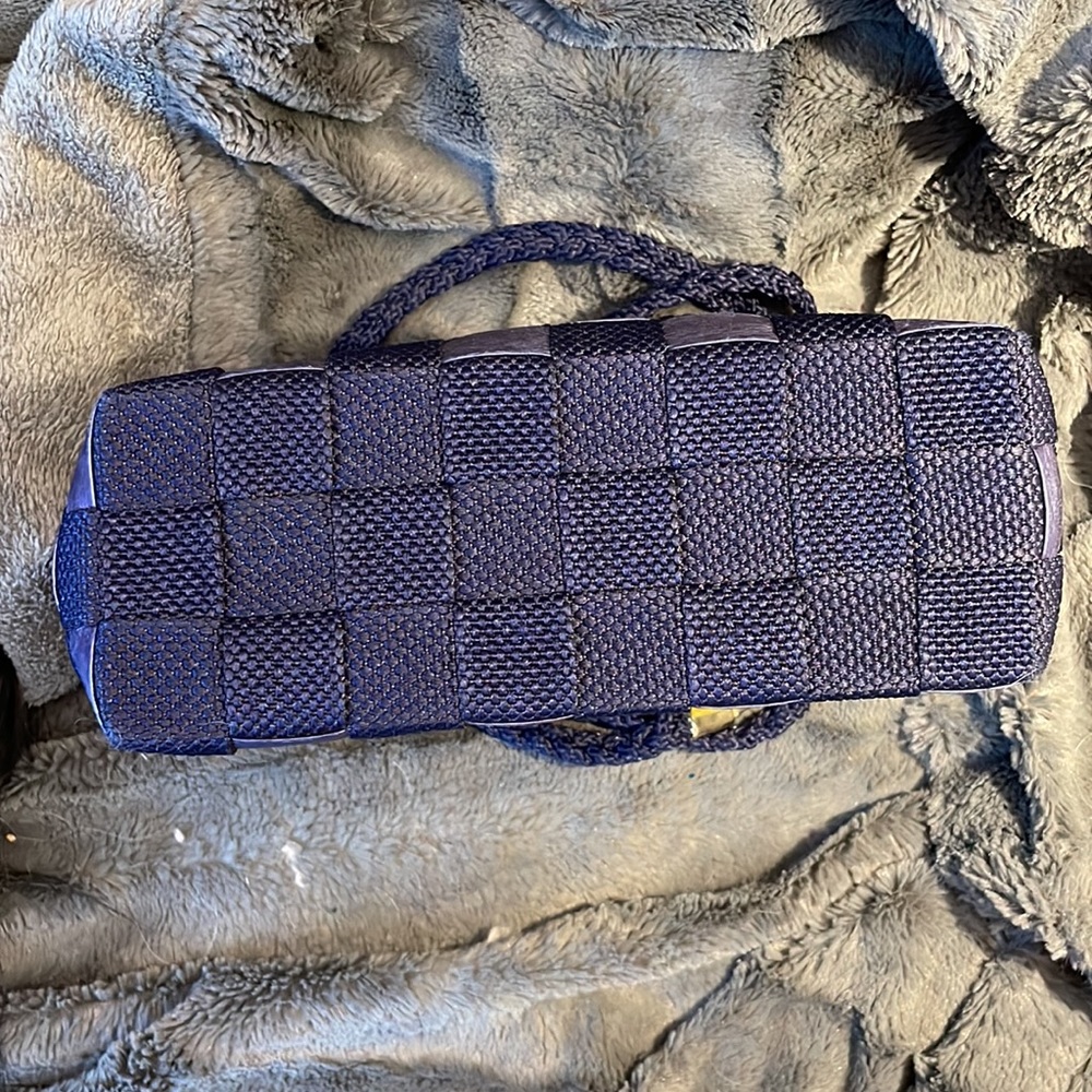 Beautiful blue purse with basket weave pattern and golden hardware - Picture 9 of 13
